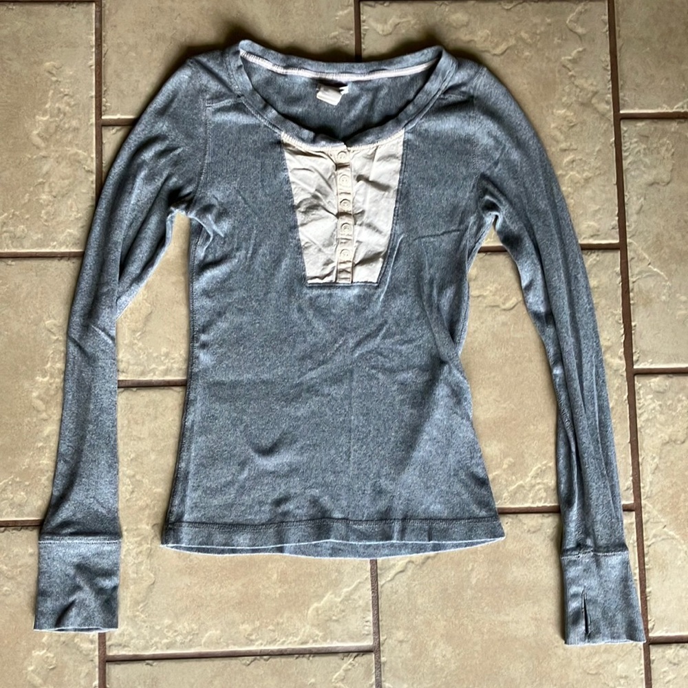 Vintage 00s Levis Henley tee shirt with thumb holes